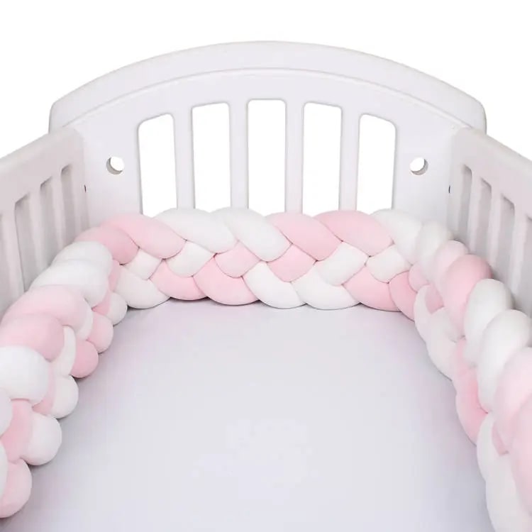tour de lit tressé rose et blanc bébé
