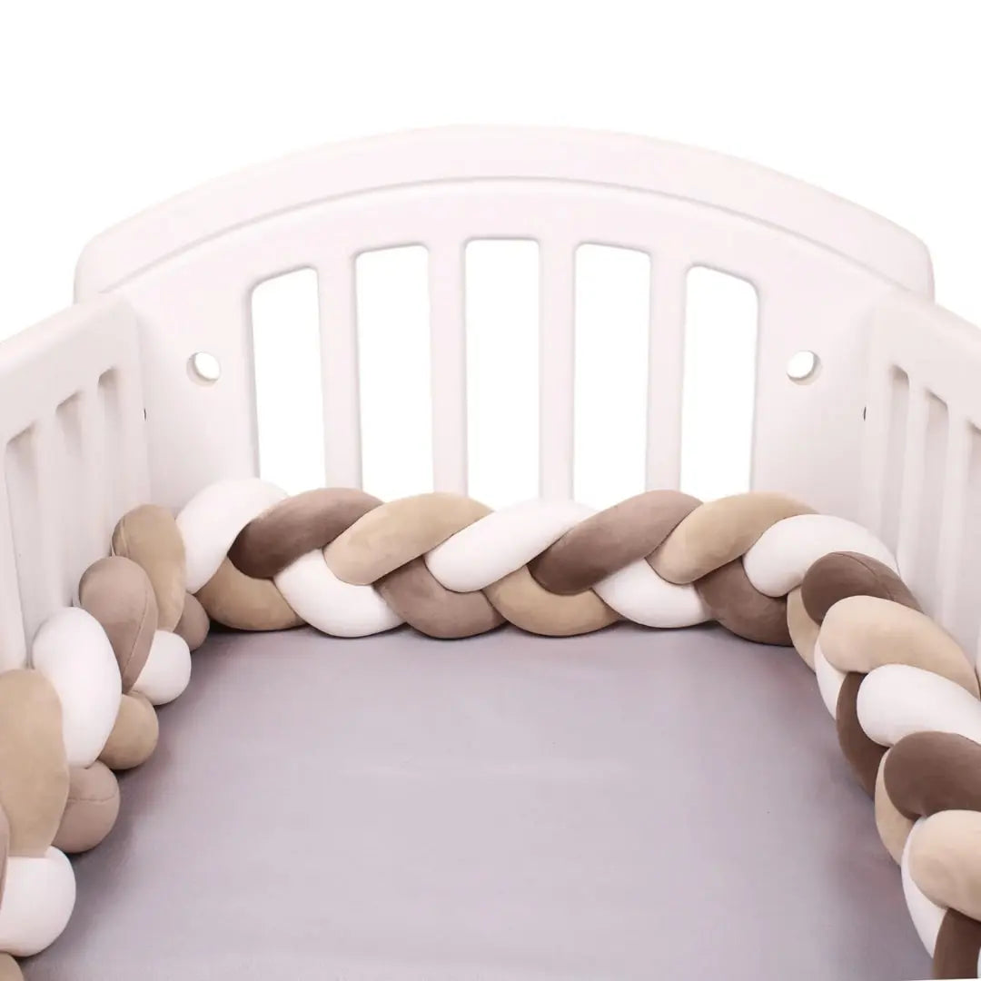 tour de lit tressé autour de bebe