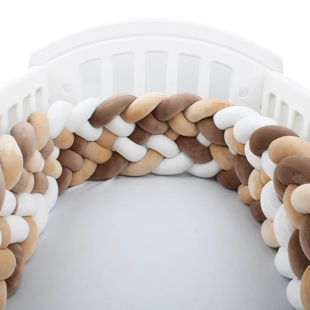 tour de lit tressé autour de bébé